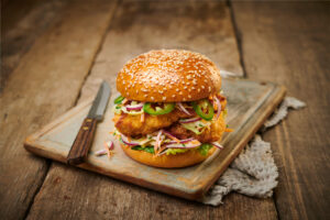 Hamburguesa de pollo frito con semillas de brioche