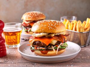 Hamburguesas de brioche con semillas y patatas fritas