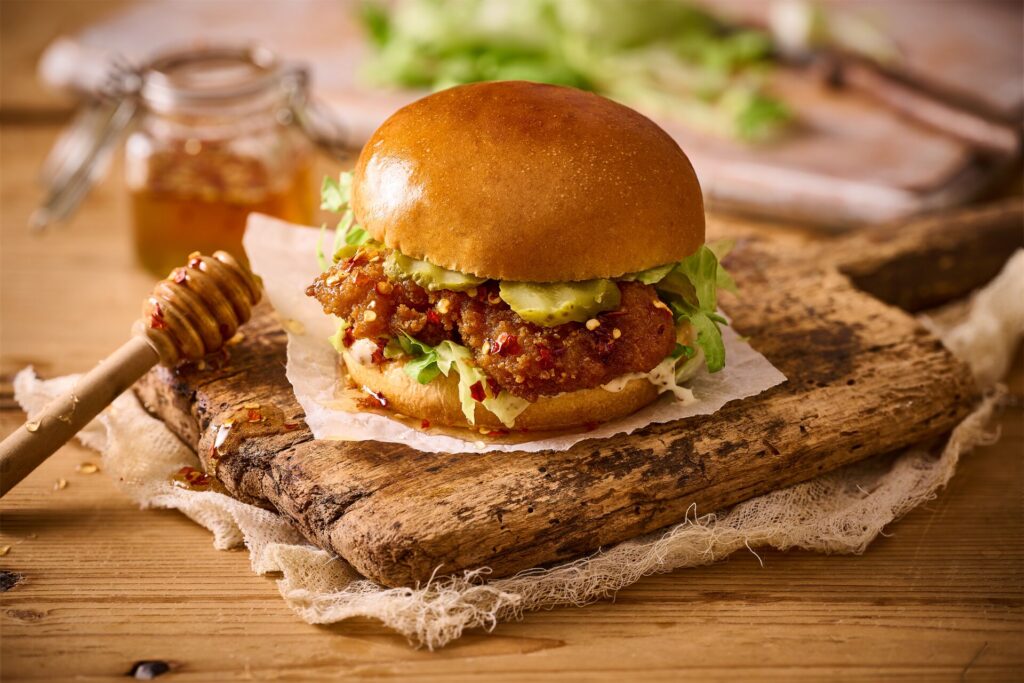 Hamburguesas de pollo frito con miel caliente y suero de mantequilla Pan